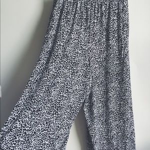 Worthington drawstring capris b&w leopard print M